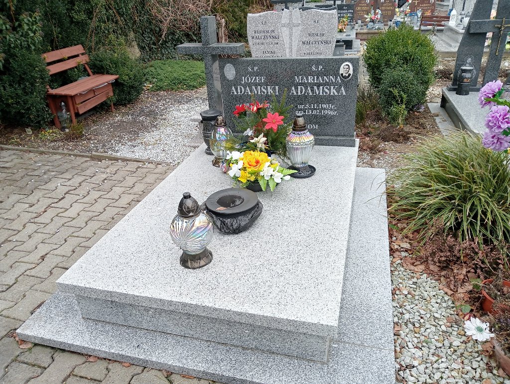 Grób Józef Adamski